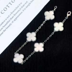 p145 Gentle as water needless to say this highend version of the white motherofpearl natural stone fiveflower bracelet Perfect CNC diamond buckle more advanced than K gold craftsmanship