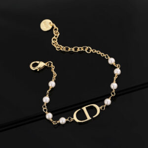 50 Diors bestselling new pearls new on the chain are not ordinary goods on the marketHeavy industrial electricity 360 no dead endsReflecting the simplicity and elegance of the Dior logoEvery detail is flawless Exquisite workmanship
