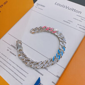 P165 New highquality Louis Vuitton LVOriginal itemNew open mold retro trendy fashion musthave Can be worn by both men and women Same style for couples Rock punk Thai silver style Retro elements Trendy and versatile Same as the official website The latest chain has higher grade Star Cuban chain series retro silver chain Long code size 22cm 20cm 18cm Adjustable length Details Distressed version Nonmarket glossy version This one has been out The bestselling model in LV very easy to match with the trend