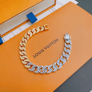 P155 Highquality Louis Vuitton LVOriginal itemNew model opening retro trendy fashion musthave can be worn by both men and women same style for couples rock punk Thai silver style retro elements trendy and versatile same as the official website the latest chain higher grade celebrity Cuban chain series retro silver chain length size 22cm 20cm 18cm adjustable length details distressed version nonmarket glossy version this has been out bestselling model in LV Very easy to match with the trend