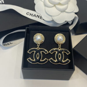 55 Selling like crazy Xiaoxiangs official website mainly recommends popular models  Seiko version of Xiaoxiangs latest Chanel black letter pearl earrings  Unique design Camlia black and white letters  pearl combination new shipment  Celebrities same style combined with unique pearl black letters Beautiful and beautifulCelebrity cobranded same style Beautiful and explosiveCamlia The constant surprises and new ideas have occupied a wide range of your jewelry box musthave wish list  Hotselling items ultrafine workmanship highend customization stunningly beautiful  Super versatile and recommended  Another favorite  Make enough money to keep coming back  Musthave artifact  Good products must be kept