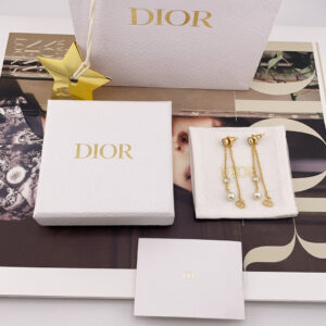 58 high quality details as shown in the picture gold D double strand bead diamond earrings Z 4200 fairy earrings Im attracted by it at first glanceSame style from Zhou YeMust buy the series the latest styleThe whole series of items are developed simultaneously  Super beautiful At first glance I feel that it is a hit The pearls are a specially customized bluish color and they use phantom rhinestones and gray silver shadow crystals Super blingExceptionally highend Huge huge expensive There is a deep gray inside the silver It is super beautiful and has a cool style It is very heavyduty Every small ring is welded by hand The craftsmanship is so complex  that only our products can do it  full of details and texture Make sure the details of our products are consistent Save 4k highly recommended for everyone to stay