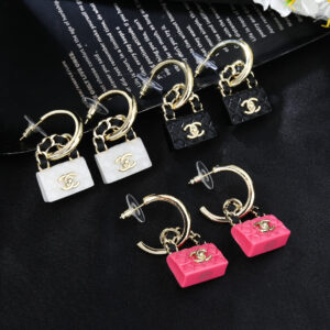 50 CHANEL Xiaoxiangs new bag earrings Every detail is very finely crafted This design is very beautiful This is really super beautiful and super fairy A musthave for delicate ladies