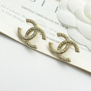 45Chanel earrings are hot sellingNew arrivalCHAN 25 light gold double C star earringsClassic double C shape with small stars engraved on it and twist edge designThe upper ears are highend and elegant