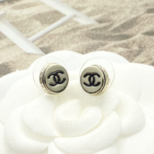 45Chanel earrings are hot sellingNew arrivalCHAN 25 light gold oval small gold bean stud earringsOval bean shape mini and cuteDouble C logo with black oil dripping and fine glitter in the middle surrounded by a diamond patternfine glittering black oil dripping on the side the overall upper ear is highend delicate and compact