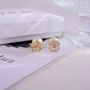 p53Diors new DiorDiors new earrings are loved by top brands The metallic texture counterattack version of the trendy style of letters steals the show and is perfectly suitable for street photography and vacation fashion among modern young people It has become the hottest fashionable item in summer