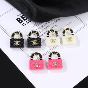 45 CHANEL Xiaoxiangs new bag earrings Every detail is very finely made This design is very beautiful This is really super beautiful and super fairy A musthave for delicate ladies