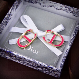 p48Diors new styleDiorDiors new letter earrings are loved by all the big names The metal texture counterattack version of the letter trend steals the limelight It is fully qualified for modern young peoples street photography and vacation fashion It has become the hottest fashionable item in summer