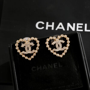 50 Chanel Light Gold Heart Peach Earrings following the trend of early spring earrings Whether you have a round face or a long face you will have unexpected surprises when you choose your own matching earrings It is a great tool for modifying your face shape Each design of the big brand is incredible and there is always unexpected inspiration Earrings