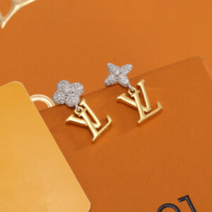 Seiko Version 48 Louis Vuitton earrings Adhering to exquisite craftsmanship the dazzling LV Twig polished color is used to achieve the natural incarnation of the classic LV letters revealing the brand style Star style classic and versatile