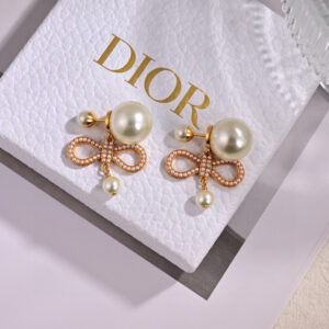Necklace p58 Earrings p55Dior NewDiorDiors new letter necklace and earrings are loved by all the big names The metal texture counterattack version of the letter trend grabs the limelight It is fully qualified for modern young peoples street photography and vacation fashion It has become the hottest fashionable item in summer