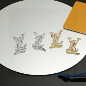 Seiko Version 45 Louis Vuitton earrings adhere to exquisite craftsmanship and use the dazzling LV Twig polished color to achieve the natural incarnation of the classic LV letters revealing the brand style Celebrity style classic and versatile earrings