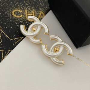 50Pearl letter earrings are on saleNew arrivalCHANL 25 custard earringsFufu enamel white very clean and gentle white as cute as custard Gold edgeSchoolbag buckle design adds sophisticationThis earring is suitable for both daily wear and important occasions It is the perfect combination of fashion and classic