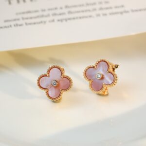 p130 Pink FritillariaHighend jewelry fourleaf clover earrings with heavy details The only earrings that come with ear clipsLove it or not its up to you In short women all over the world love these earringsIt is said that women are fickle With the growth of experience and changes in environment everything from their dressing taste to their views on relationships are constantly changing and changingNew jewelry a new style highend fourleaf clover inlaid with diamonds and motherofpearl earrings full of taste starting over is a transformation of the quality of lifeIf I were to define love now it would be freedom Its not what love looks like in the eyes of others I only listen to the sound of my own heartbeat there are no rules that need to be followed I have my own way to love and expressI think this is also the latest interpretation of fourleaf clover highend earrings The earrings from the highend jewelry family in Paris France are one of my favorite series The Alhambra series is inspired by the fourleaf lucky pattern The iconic fourleaf clover quickly became the symbol of the brand after its launch in 1968 This lucky and charming pattern has always been lovedIt is a symbol of good luck health wealth and love and it is very popular when combined with different materialsEach piece is subtly different The more you like it the better it looks and the more you can show your own different styles Raising your hands and lowering your hands can remind yourself that what you want is the most importantI wish all girls to have free spirit and free love  love like this
