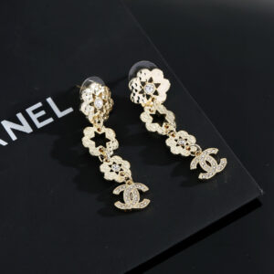 p55 Chanel light gold earrings follow the trend of early spring earrings  Whether you have a round face or a long face you will have unexpected surprises when you match your own earrings It is a great tool for modifying your face shape Every bigname design is incredible and there are always unexpected inspirations for earrings