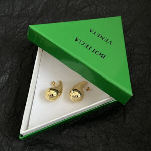 p85 Bottega Veneta BV stud earrings are full of metal and are particularly amazing The overall details are very surprising and the design is full of sense I must give a big thumbs up to the design of the Bottega Veneta It not only brings out personal confidence and taste the style is elegant and fashionable highlighting the French elegance