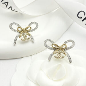 p55Chanel earrings are hot sellingNew arrivalCHAN 25 gold and silver color matching threedimensional bow earringsSilver fulldiamond hollow bow Light gold chain bow with fulldiamond small double CThe gold and silver color matching bow makes the whole look more full and threedimensionalThe upper ears are delicate and sweet full of pure desire
