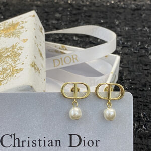 p45Dijias bestselling earrings are now available Synchronized Exclusive highend quality real photos Exquisite workmanship and flawless Purchase level Heavy electroplating and handset with diamondsIt feels super textured when held in the handSimple elegant and fashionableVersatile for any face shapeNever loses temperament