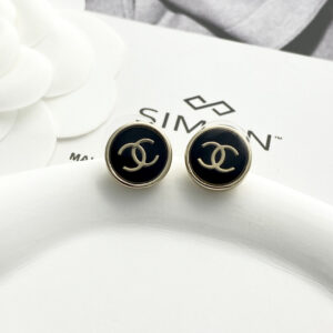 p40Chanels bestselling earringsnew arrivalCHAN 25 Black Gold Enamel Round Cake Double C Small Stud EarringsClassic black and gold color scheme black enamel and mini body shapeThe upper ear is full of retro style and it still has a sense of presence in daily life