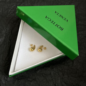 p75 Bottega Veneta BV stud earrings are full of metal and are particularly amazing The overall details are very surprising and the design is full of sense I must give a big thumbs up to the design of the Bottega Veneta It not only brings out personal confidence and taste the style is elegant and fashionable highlighting the French elegance