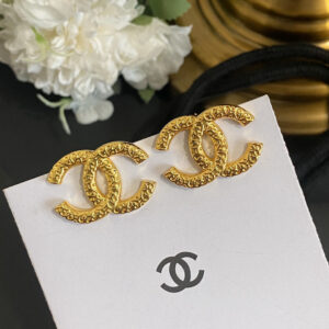 55Finely carved lava texture earrings Highly recommended Fashion is fleeting style is eternal This is the charm of Vintage The phrase come by chance but never seek is perfect for the Vintage series Although Z is a secondhand product it does not mean old or outdated On the contrary it embodies a mature and timeless classic charm In other words retro jewelry that can be worn before can be worn now and can be worn in the future So usually when I encounter a vintage style that I like I will definitely collect it without saying a word Moreover just like an investment a vintage that has steadily appreciated in value is so worth owning wittywittywitty Such a strong retro style seems to be particularly endowed with a modern sense of fashion now
