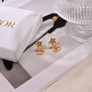 p50Diors new styleDiorDiors new letter earrings are loved by all the big names The metal texture counterattack version of the letter trend steals the limelight It is fully qualified for modern young peoples street photography and vacation fashion It has become the hottest fashionable item in summer