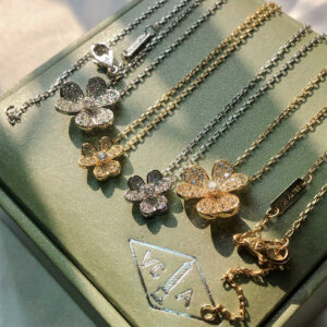 Van Cleef  Arpels CollectionVca fourleaf clover series three flower diamond necklacePlease note the color when placing an order If you need original packaging please contact customer service