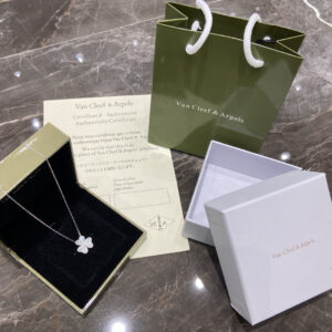 Van Cleef  Arpels CollectionWhite Gold Three Flowers Full Diamond Single Flower NecklaceIf you need original packaging please contact customer service