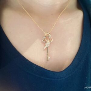 p95 new t family white diamond key necklace