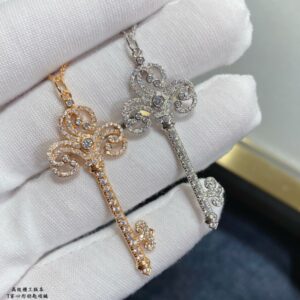 190925CNC handset diamonds Heart key necklace Like a beacon guiding people towards optimism and hope the Tiffa Keys series symbolizes a bright future Dazzling diamonds adorn the elegant curves of the charming pendant 18K gold set with round brilliantcut diamonds