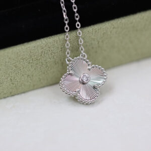 P98  s laser fourleaf clover collarbone necklace with diamondsA musthave for fair and beautiful women perfect for layeringTwo pieces can also be worn as a choker necklacezp18k real gold and real diamond  real shot 925 sterling silver customizedExclusive jewelry craftsmanship superb texture and workmanship