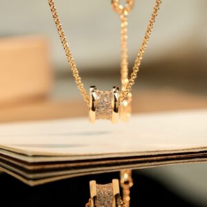 p090Bvlgari slim waistA very atmospheric necklace The design full of diamonds makes people feel like blingThe workmanship is exquisite and fashionable every diamond is inlaid and every detail is craftedExclusively produced