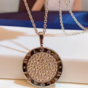 p0130BV full diamond pancake necklaceMost of them are relatively simple and elegant in design Its not the kind of style for delicate little women If you like a more neutral design you can buy a large diamond necklaceIts super easy to wear and can be worn basically half the year It feels like it brings out the true nature and is great value for moneySisters who cant resist the temptation of diamonds this one sparkles so brightly under the light that you wont want to take it off when you put it onThe original price of ZP is more than 70000 yuan It is really a big and thick piece