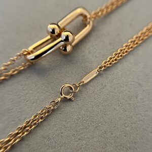 p95harear series double link necklace rose goldElegance and subversion coexist sensitively capturing the essence and energy of fashionable women strolling through New York The edgy link design contrasts with the delicate necklace for a contemporary look The harear series necklaces freely demonstrate the avantgarde attitude and the neat industrialstyle lines release a fearless edge adding an elegance and elegance to the cold style