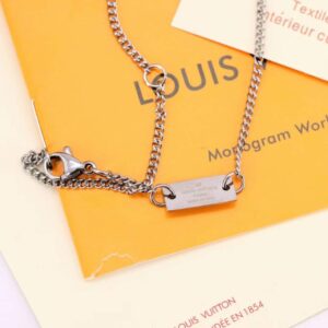necklacelouis vuitton medal ring couple necklacethreeinone necklaceMonogram pendant necklace the pendant is composed of three components the spliced letter pendant the presbyopic round cake pendant and the presbyopic ring which is easy to create a fashionable look A style that both boys and girls can wear