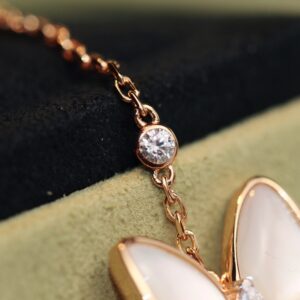 130Van Cleef  Arpels two butterfly series butterfly necklaceUpgraded model the only correct version in the entire networkMaterial V gold Swarovski zircon colorseparated palladiumLength 42cm adjustableDetails The necklace is electroplated according to ZP color separation to present the overall rose gold color and the hardware wrapped on the marquise diamond is white gold The marquise is 255 and the round diamond is 5 points We all use imported Swarovski stones The motherofpearl on the butterfly is also made from deepsea white butterfly oysters showing jade color in the sunlight and then according to the zp the outside is full and then the slimming effect is gradually achieved which requires extremely high requirements for turning stones Therefore our product will not be as round and fat as the market version The shape is threedimensional and simple the marquise in the middle is sparkling and the butterfly is worn at a 45 tilt This is all because the design on the back allows this necklace to be tilted forever The market version simply cannot do this Lets talk about the chain This chain is thicker and denser than the previous ZP version of the mediumsized fourleaf clover necklace We also specially customized the diamondshaped imported chain