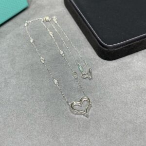 180925Tiffany love heartshaped necklace with diamonds on the chain high version the lower part is made of 5A highcarbon diamonds custommade and exclusive 160step cutting process Zircon Super high refractive index Bling Bling flash Exclusively customized Using highcarbon diamonds  Whole body S925 sterling silver color electroplating Plus original buckles and small tags toplevel inlay platinum and diamond design absolutely exquisite workmanship elegant and generous
