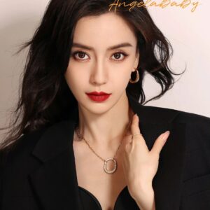 175 210425 Produced by us Ring necklace 18K real gold and real diamond version can be customized only the right version of real gold products will be made please inquire with us for priceThe design of the work is inspired by the power of connection and tolerance using bold and avantgarde visual design to interpret the emotional ties that connect ones heart The Tiffa Lo collection is suitable for both men and women and is inspired by padlock patterns found in vintage collections This necklace features a stylish eyecatching oval clasp chain decorated with a lock pattern This necklace is crafted from 18karat gold and embellished with handset diamonds The whole body is made of 925 silver and thick gold plating which ensures longer color retention