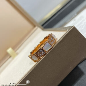 P63LGARI wide version premium motherofpearl snake ring Delicate and enchanting line design decorated with bright diamondsMake domineering yet feminine Thick gold plating Original typeface Perfect interpretation of code number 678 jewelry