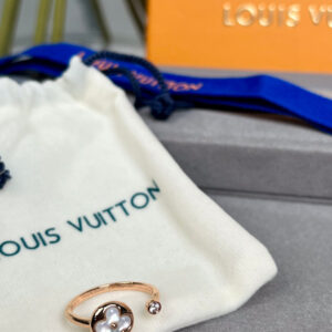 Wholesale price 80Lvs popular white motherofpearl ring Its so delicate and gentle The motherofpearl will show different colors under different lights Fashionable and elegant firstclass texture and the gold plating color is also very correct