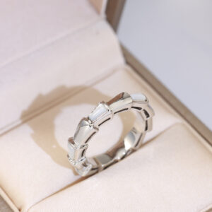 P45 925035LGARI snake ring Capturing the allure allure and alluring sensuality of the Serpenti ring in an enchanting design that pays homage to its spirit animal The scales of this ring are paved with diamonds and the pearshaped brilliantcut diamonds show the ultimate light showing the unique spreading curve of the snake spreading and lingering on the hand charming and moving Serpenti highend jewelry snake ring made of subtly gold and plated with 18k gold white gold rose gold 678