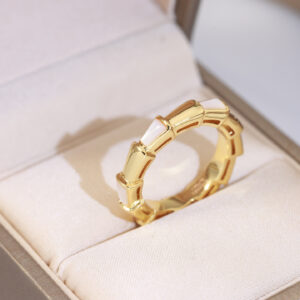 P45 925035LGARI snake ring Capturing the allure allure and alluring sensuality of the Serpenti ring in an enchanting design that pays homage to its spirit animal The scales of this ring are paved with diamonds and the pearshaped brilliantcut diamonds show the ultimate light showing the unique spreading curve of the snake spreading and lingering on the hand charming and moving Serpenti highend jewelry snake ring made of subtly gold and plated with 18k gold white gold rose gold 678