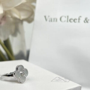 Wholesale price 100The real highend Van Cleef  Arpels white gold and white motherofpearl fourleaf clover The color combination of white gold and white motherofpearl is really too highend Whether you wear it alone or in combination it will be a perfect match for the heroine