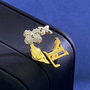 P53 LU92 58 58 LOUIS VUITTON Metal glossy letter set with diamonds fourpetal flower cross rhombus flower gold and silver color matching open ring Brass material goldplated Size Opening adjustable